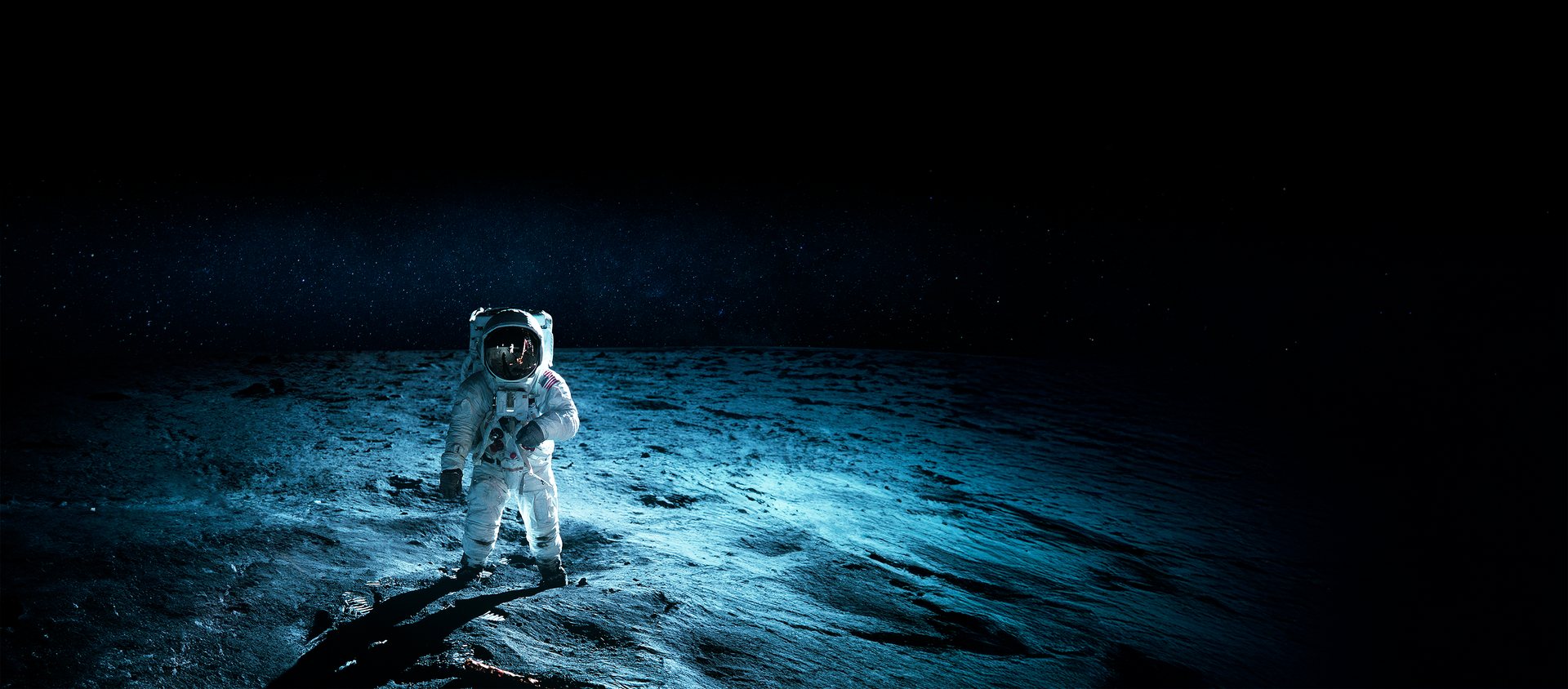 Astronauta sobre a superfície lunar