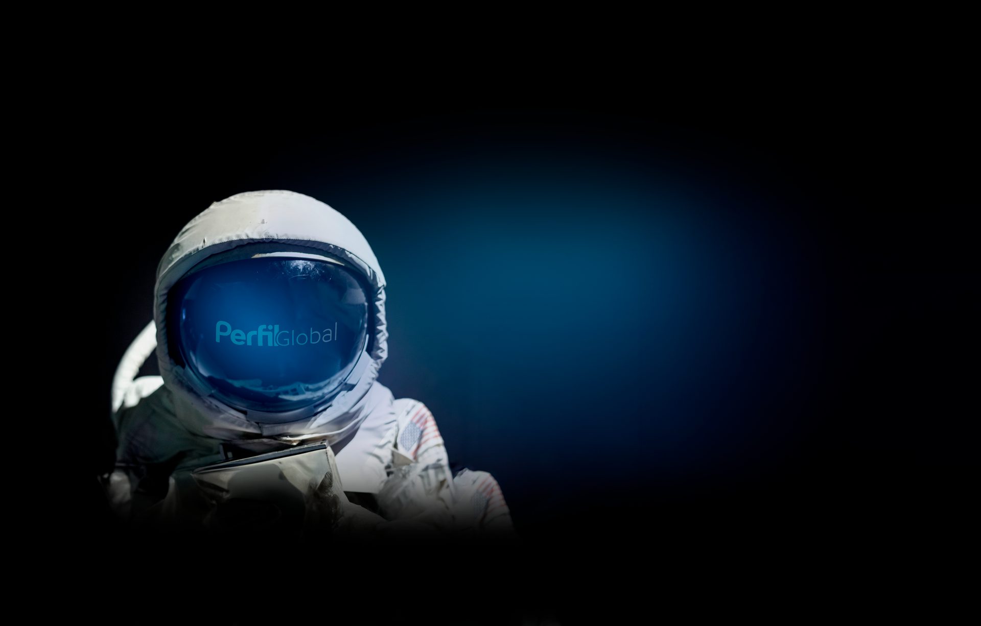 Astronauta com o logotipo da PerfilGlobal refletido no visor